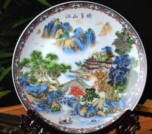 客廳擺件中,為什么景德鎮(zhèn)瓷器深得人心 其中講究,不妨來(lái)看看